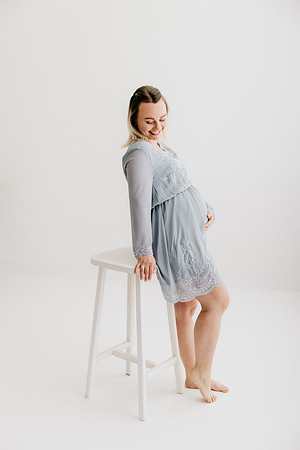 Schwangerschaftsfotos im Fotoatelier bei Ravensburg, moderner und puristischer Stil mit Fokus auf den Babybauch.