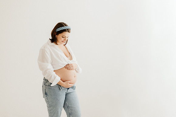 Schwangerschaftsfotos im Fotoatelier bei Ravensburg, moderner und puristischer Stil mit Fokus auf den Babybauch.
