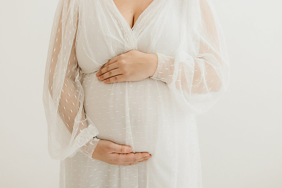 Detailaufnahme Hände auf Babybauch, professionelle Schwangerschaftsfotografie im Raum Ravensburg und Weingarten.