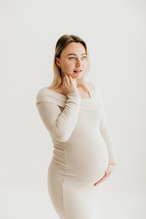 Schwangerschaftsfotos im Fotoatelier bei Ravensburg, moderner und puristischer Stil mit Fokus auf den Babybauch.