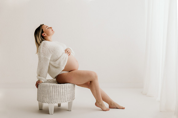 Schwangerschaftsfotos im Fotoatelier bei Ravensburg, moderner und puristischer Stil mit Fokus auf den Babybauch.