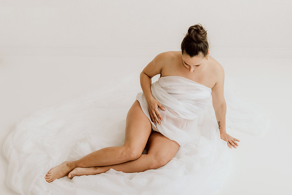 Schwangerschaftsfotos im Fotoatelier bei Ravensburg, moderner und puristischer Stil mit Fokus auf den Babybauch.