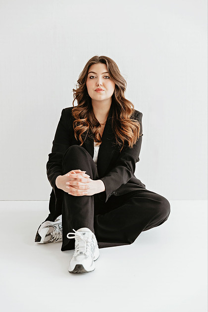 Professionelles Personal Brand Fotoshooting im Allgäu für Unternehmerinnen und Coaches, Business-Portrait im modernen Blazer vor hellem Hintergrund, 4Real Photography Kempten