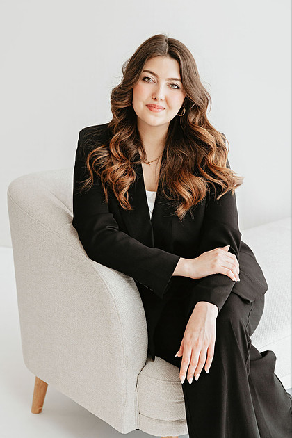 Professionelles Personal Brand Fotoshooting im Allgäu für Unternehmerinnen und Coaches, Business-Portrait im modernen Blazer vor hellem Hintergrund, 4Real Photography Kempten