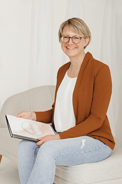 "Business-Portrait einer Traurednerin im Fotoatelier in Kißlegg von 4Real Photography – modernes Personal Branding im Allgäu."