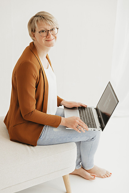 "Business-Portrait einer Traurednerin im Fotoatelier in Kißlegg von 4Real Photography – modernes Personal Branding im Allgäu."