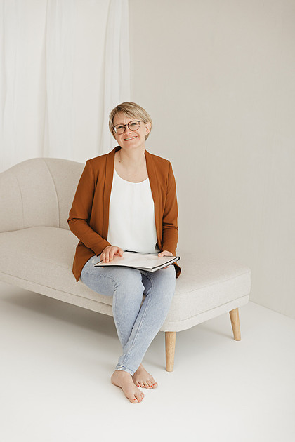 "Business-Portrait einer Traurednerin im Fotoatelier in Kißlegg von 4Real Photography – modernes Personal Branding im Allgäu."