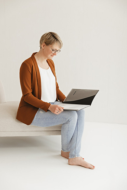 "Business-Portrait einer Traurednerin im Fotoatelier in Kißlegg von 4Real Photography – modernes Personal Branding im Allgäu."