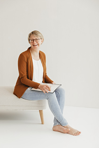"Business-Portrait einer Traurednerin im Fotoatelier in Kißlegg von 4Real Photography – modernes Personal Branding im Allgäu."