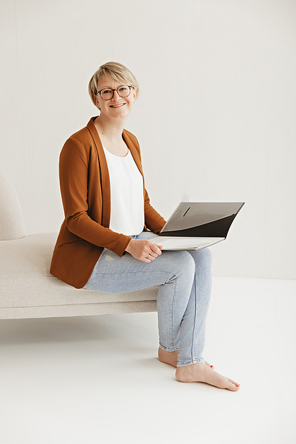 "Business-Portrait einer Traurednerin im Fotoatelier in Kißlegg von 4Real Photography – modernes Personal Branding im Allgäu."