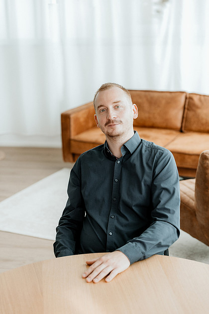 Personal Brandingfotografie Ravensburg zwei Männer im Business Meeting am Tisch im hellen Büro.