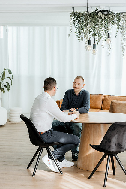 Personal Brandingfotografie Ravensburg zwei Männer im Business Meeting am Tisch im hellen Büro.